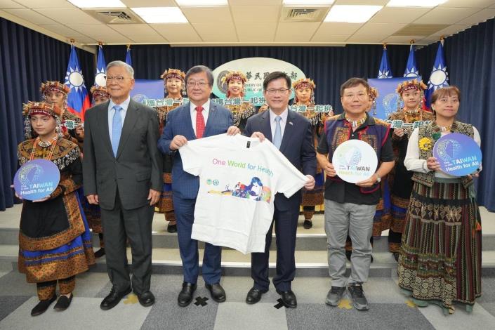2. Foreign Minister Lin (third right) and Health Minister Chiu (third left) show off t-shirts to be worn by Taiwan’s WHA Action Team while posing with Ambassador-at-Large Wu Yung-tung and the Puzangalan Children’s Choir