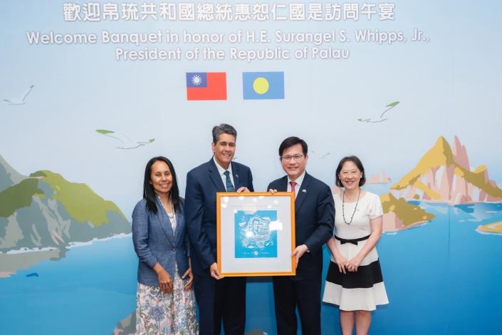 4. Minister Lin presents President Whipps with the gift of a paper-cut portrait