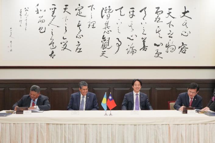 2. President Lai (second right) and President Whipps (second left) jointly witness the signing of accords on technical cooperation and diplomatic staff training and cooperation by Minister Lin (right) and Palauan Minister of State Gustav Aitaro (left). 