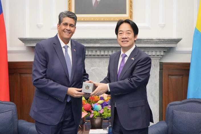 1. President Lai (right) meets with President Whipps (left).