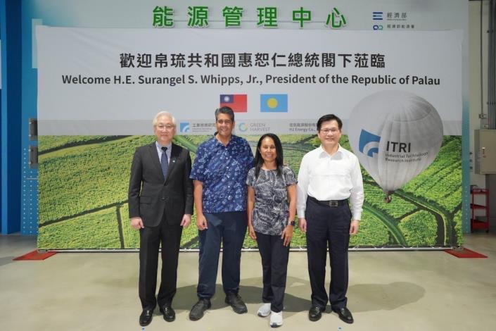 3. President and Madame Whipps (second left and second right) pose for a photo with Minister Lin (right) and Industrial Technology and Research Institute Chairman Wu Tsung-tsong (left) during a visit  to the Shalun Green Energy Technology Demonstration Site.