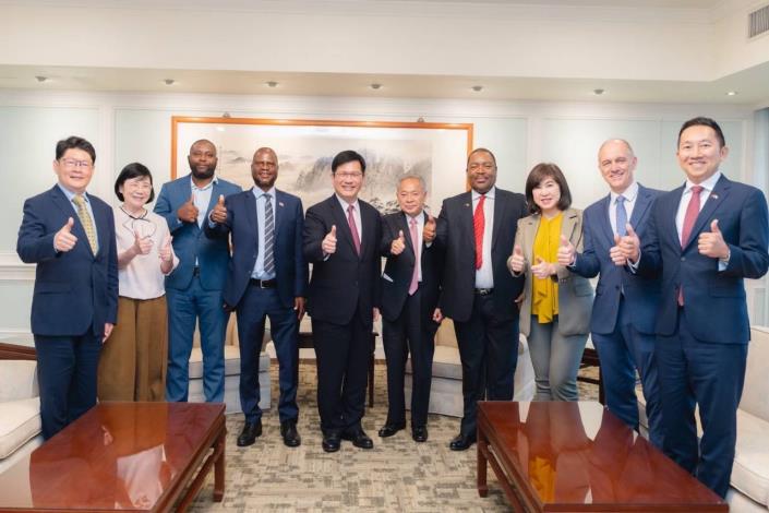 3. Minister Lin and Minister Tshawuka and other guests pose for a photo following the luncheon
