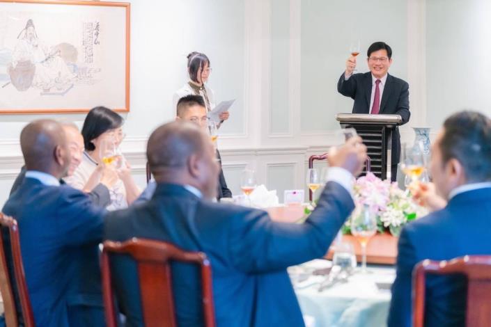 2. Minister Lin toasts Minister Tshawuka at a luncheon
