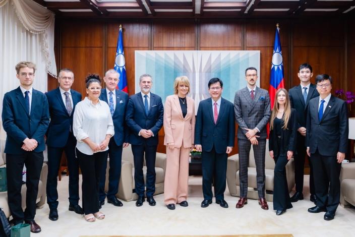 2. Minister Lin poses for a photo with Mayor Zdanowska and her delegation.