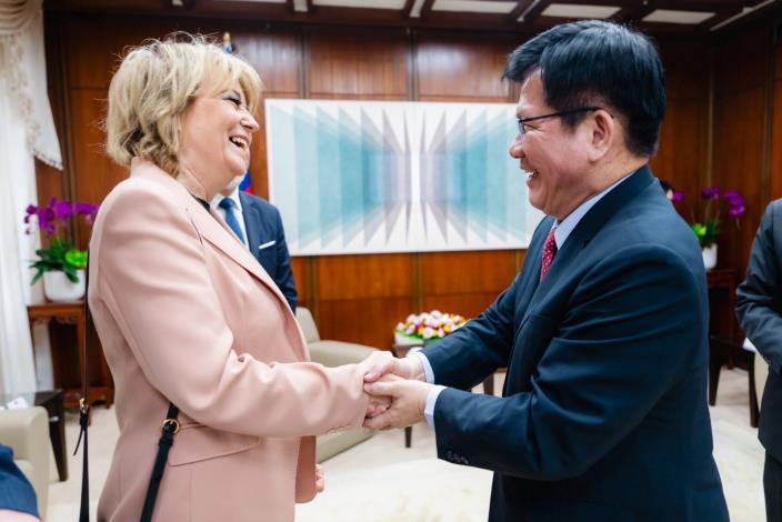 1. Minister Lin welcomes Mayor Zdanowska as she leads a delegation to Taiwan.