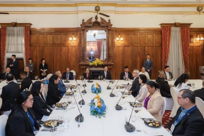 1. Minister Lin hosts a dinner for the delegation led by President Heine and Mr. Thomas Kijiner, Jr.