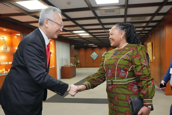 3. Deputy Minister Wu welcomes Minister Shakantu to MOFA