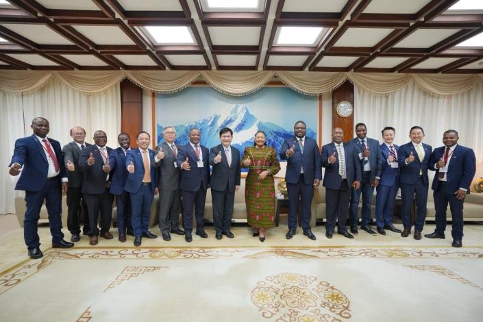 2. Following the meeting, Minister Lin poses for a photo with the delegation led by Minister Shakantu and the other attendees