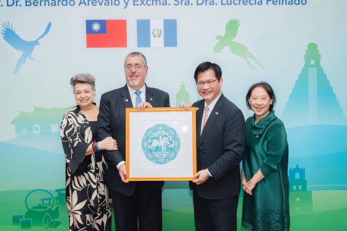 4. Minister Lin and Mrs. Lin present President Arévalo and First Lady Peinado with the gift of a paper-cut portrait.