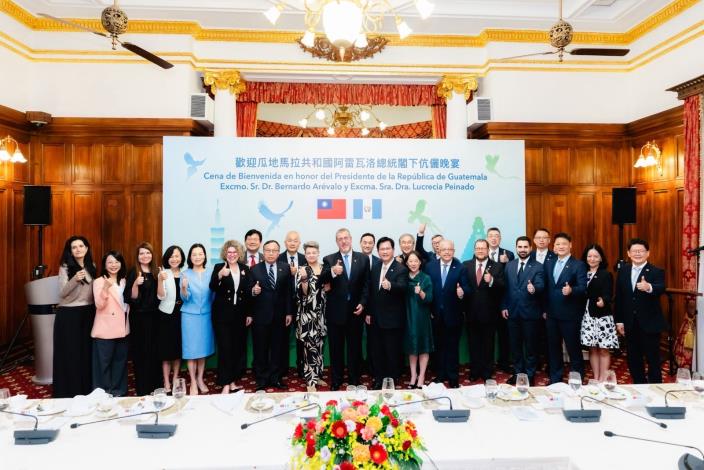 5. Minister Lin and President Arévalo pose for a photo with members of the Guatemalan delegation and other attendees.