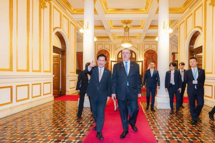 1. Minister Lin explains the history of Taipei Guest House to President Arévalo.