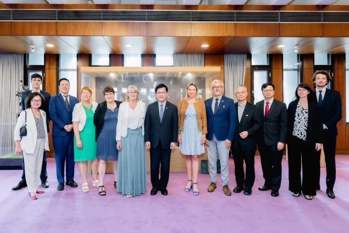 3. Minister Lin (seventh from right) poses for a picture with guests at the luncheon.