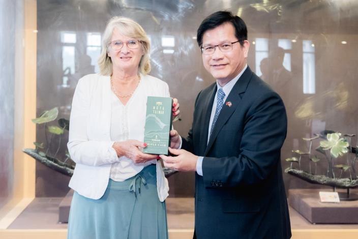 2. Minister Lin presents a gift to Chair Battistel.