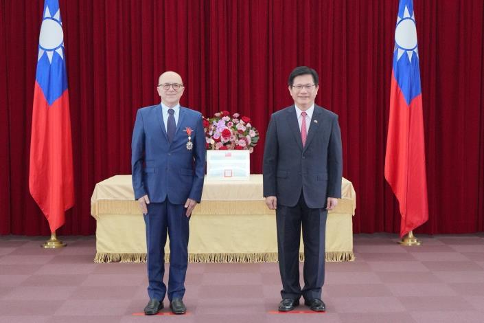 1. Minister Lin presents the Friendship Medal of Diplomacy to Mr.  Gattolin.