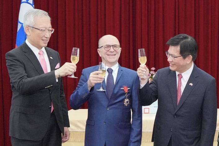 3. Minister Lin (first from right) congratulates Mr. Gattolin.