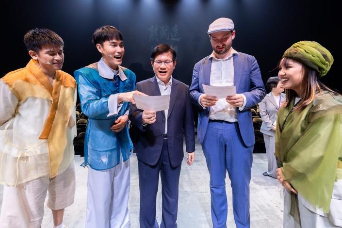 2. Minister Lin sings a traditional Siraya song with visiting journalists and actors in Zeelandia.
