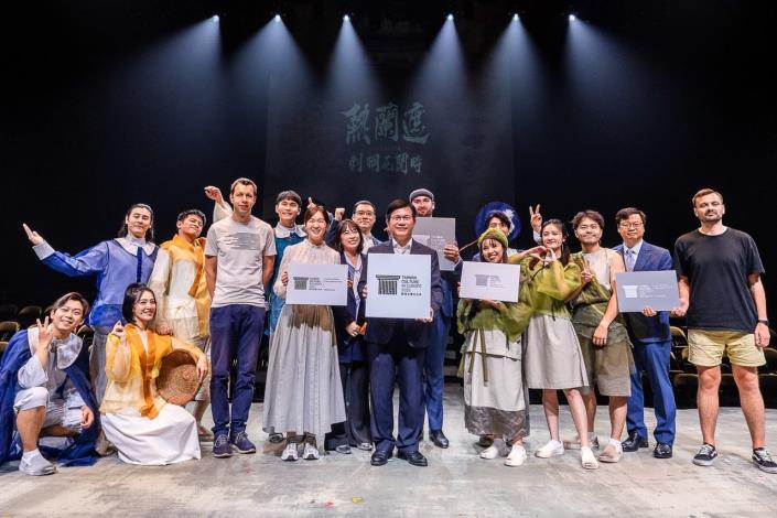 3. Minister Lin, visiting European journalists, and the cast of Zeelandia pose for a photo.