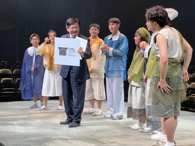 1. Minister Lin explains the meaning of the slogan and logo for the Taiwan Cultural Year in Europe campaign.