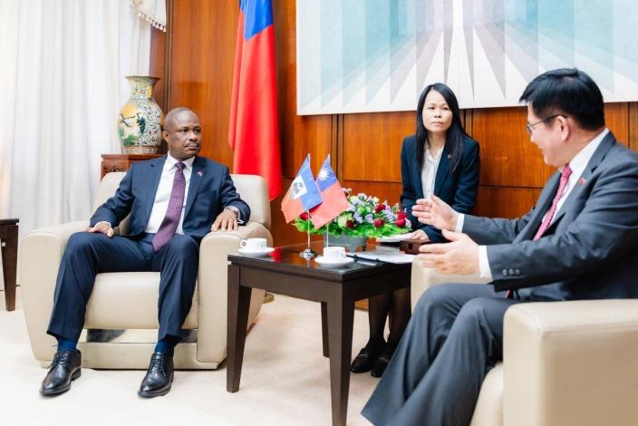 2. Minister Lin (right) meets with Minister Jean-Baptiste (left) to exchange views on bilateral cooperation.