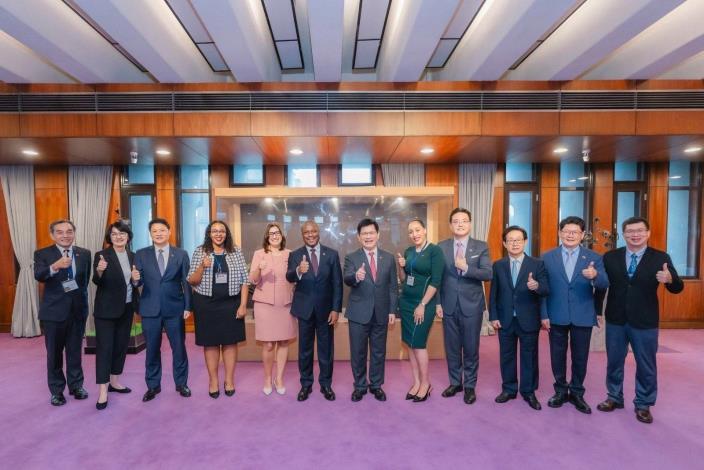3. Minister Lin (sixth right) hosts a welcome luncheon for Minister Jean-Baptiste and his wife and poses for a photo with them and other guests.