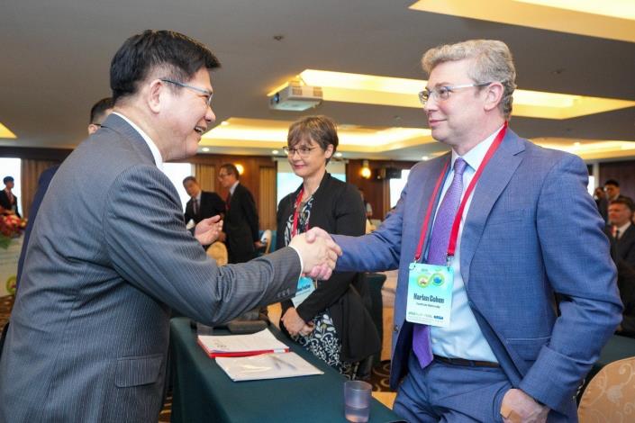 2. Minister Lin (left) greets ASIL Vice President Harlan Cohen (right).