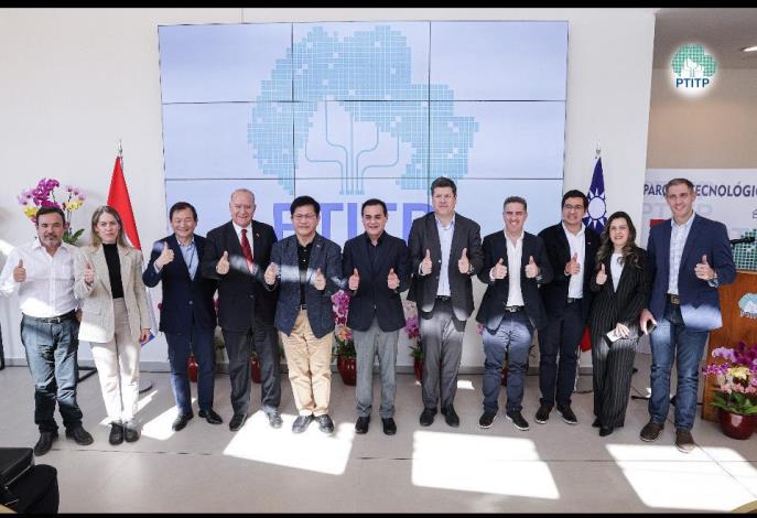 2. Minister Lin poses for a photo with Minister Ramírez (center), Minister Giménez (fifth right), Minister Villate (fourth right), Executive Secretary Saldívar (second left), Deputy Minister Fernández (first left), Governor Torres (third right), and other officials.