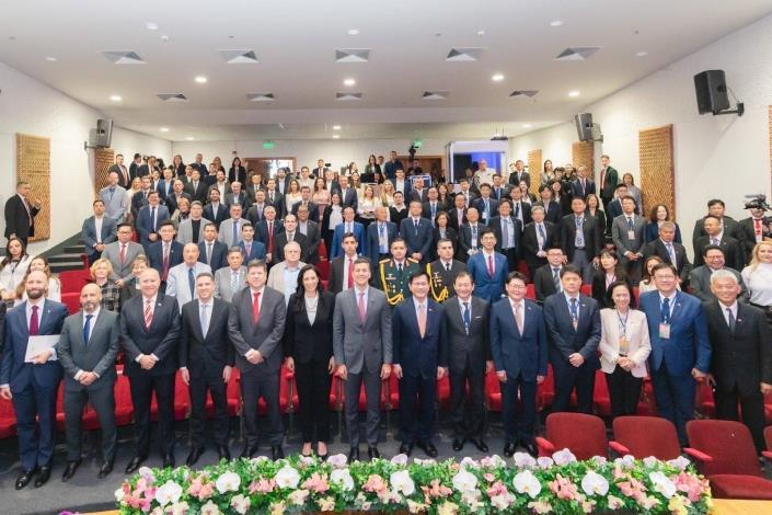 4. President Peña (front row, seventh left), Minister Centurión (front row, sixth left), Paraguayan Minister of Industry and Commerce Javier Giménez (front row, fifth left), Paraguayan Minister of Information and Communication Technologies Gustavo Villate (front row, fourth left), and Paraguayan Ambassador-designate to Taiwan Darío Filártiga (front row, third left) pose for a photo with Minister Lin and his delegation.