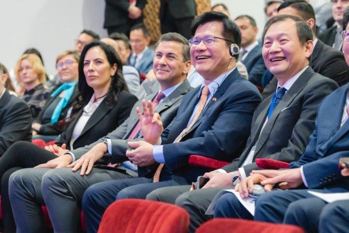 2. Minister Lin (front row, third left), President Peña (front row, second left), and Paraguayan Minister of Public Works and Communication Claudia Centurión (front row, first left) jointly attend the Paraguay-Taiwan Investment Opportunities Forum.