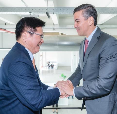 1. Minister Lin meets with President Peña.