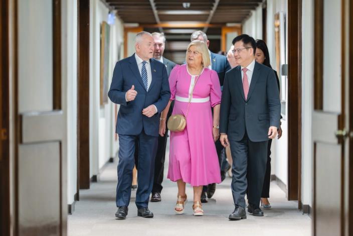 1. Minister Lin (right) welcomes Deputy Speaker McGuinness (left).