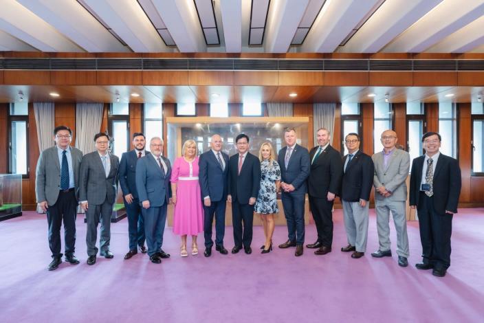 3. Minister Lin (seventh right), Deputy Speaker McGuinness (eighth right), and other guests pose for a group photo.