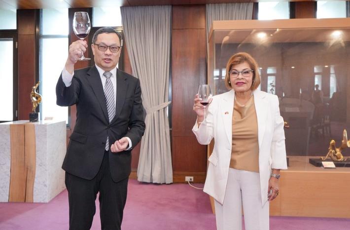 2. Deputy Minister Chen (left) hosts a luncheon for the delegation led by CEO Mai (right)
