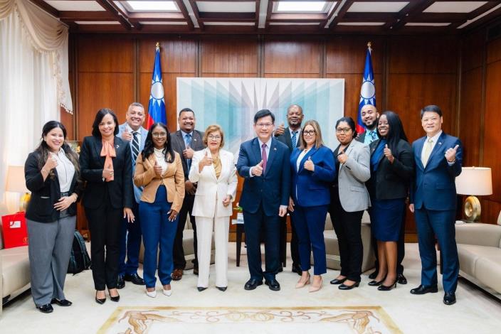 1. Minister Lin (center) welcomes the Belizean delegation led by CEO Mai (sixth left)
