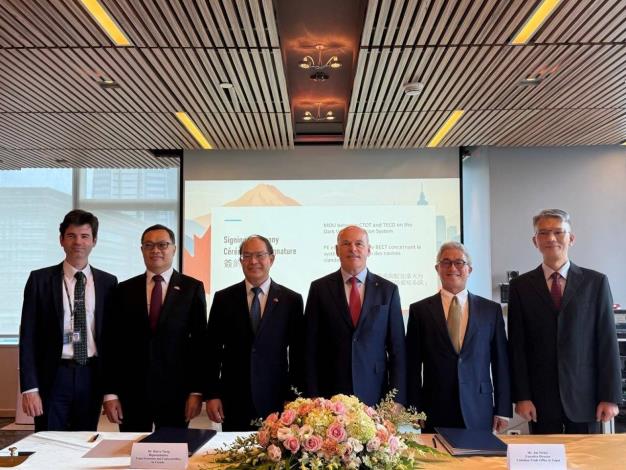 3. Representative Tseng (third left), Representative Nickel (third right), Deputy Minister Chen (second left), Deputy Secretary-General of the National Security Council Hsu Szu-chien, (second right), CTOT Deputy Director of General Relations Jean-Philippe Alauzet-Brouard (first left), and Coast Guard Administration Intelligence Division Head Liao Te-sheng (first right) pose for a photo.