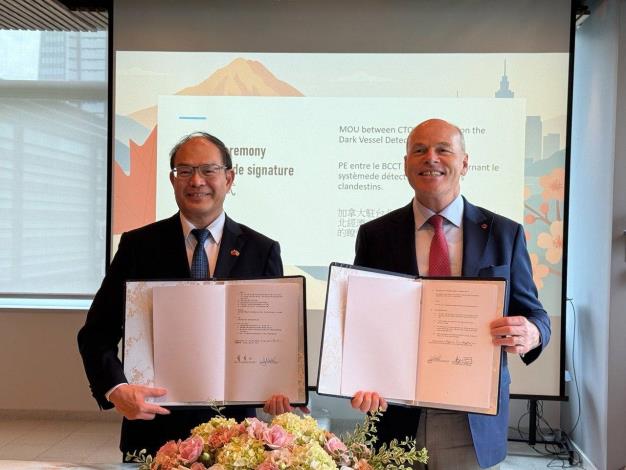 2. Representative Tseng and Representative Nickel pose for a photo after signing the MOU.