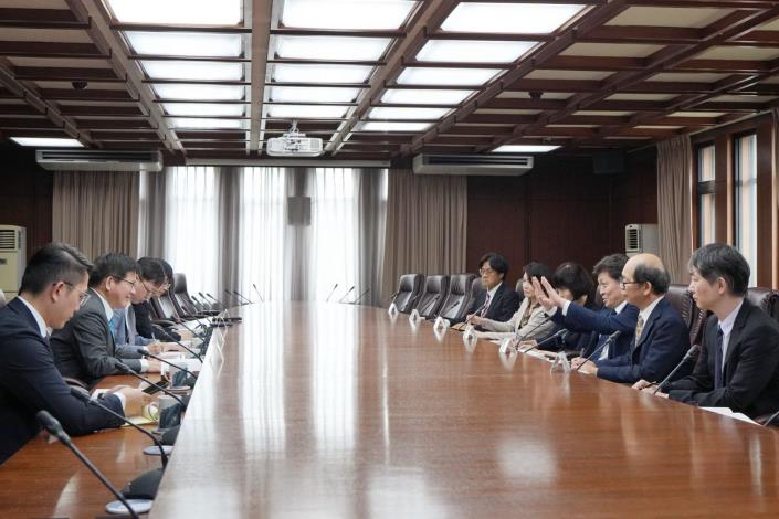 2. Minister Lin exchanges views with the members of the delegation.