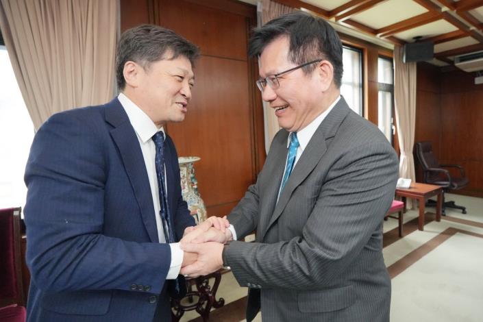 1. Minister Lin welcomes Professor Matsuda.