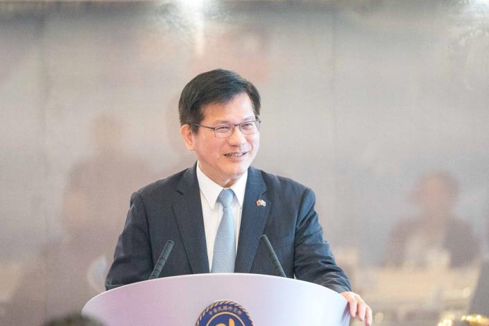 2. Minister Lin speaks at the luncheon.
