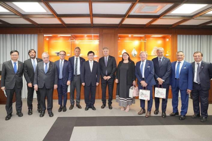 2. Minister Lin welcomes the delegation