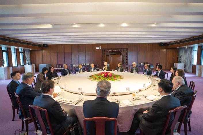 3. Deputy Minister Wu hosts a luncheon for the delegation