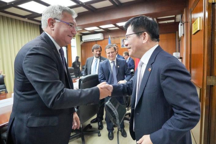 1. Minister Lin welcomes Cochair Paroli