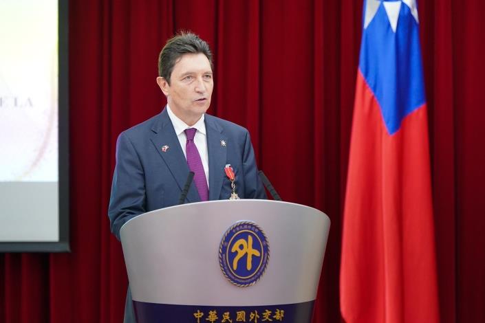 3. Minister Lin (center), Senator Cadic (second left), Deputy Minister Wu (first left), Director Paris (second right), and Director General of the Department of European Affairs Eric Jiun-yaw Huang pose for a photo