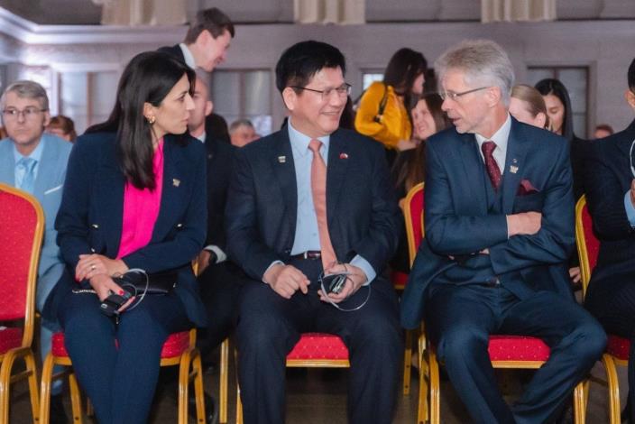 3. Minister Lin (center), Senate President Vystrčil (right), and Speaker Pekarová Adamová (left) chat before the opening of the NPM exhibition at the National Museum