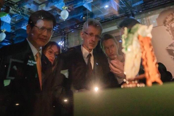 2. Minister Lin (left) and Senate President Vystrčil (third left) view the Jadeite Cabbage displayed at the National Museum