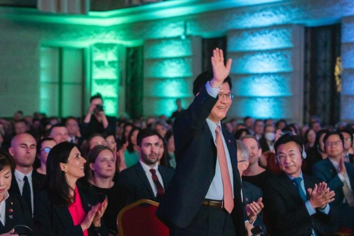 1. Minister Lin waves at the audience of the NCO performance sponsored by MOFA during the opening ceremony of the NPM exhibition at the Czech National Museum