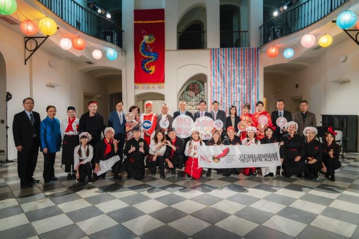 4. Minister Lin (seventh right, second row) and NPM Director Hsiao (eighth right, second row) pose for a photo with the performers of the NCO musical Formosa Roadside Wedding Banquet