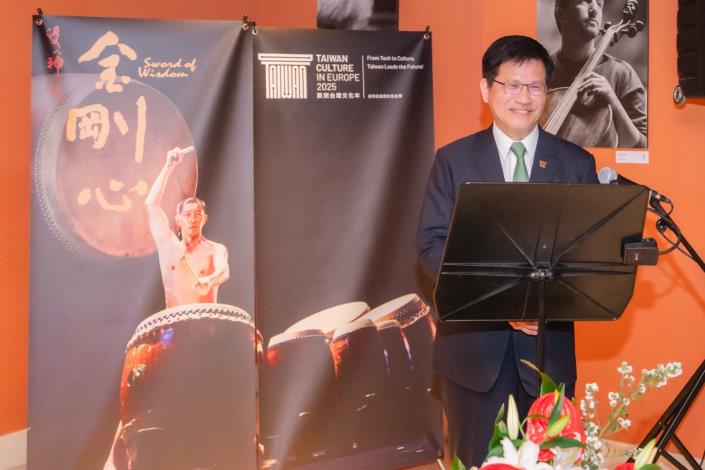 1. Minister Lin delivers remarks at the reception prior to the U-Theatre performance.