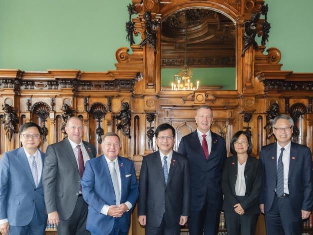8. Minister Lin (fourth from right) hosts a banquet for Federal Council Vice President Ruprecht (second from left) and Austria-Taiwan Association President Werner Amon (third from left).