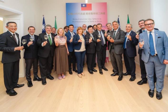 4. Minister Lin (eighth from right) attends a ceremony marking the completion of renovations of the Taipei Representative Office in Italy and poses for a photo with Senate Vice President Centinaio (sixth from right) and other parliamentarians.
