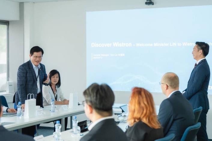 3. Minister Lin visits Wistron’s Czech factory.